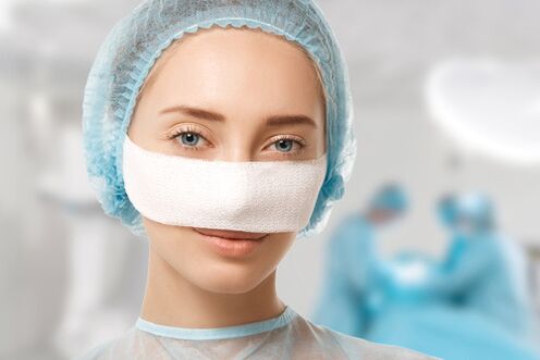 Bandáž fixovaná na nos počas rehabilitácie po rinoplastike